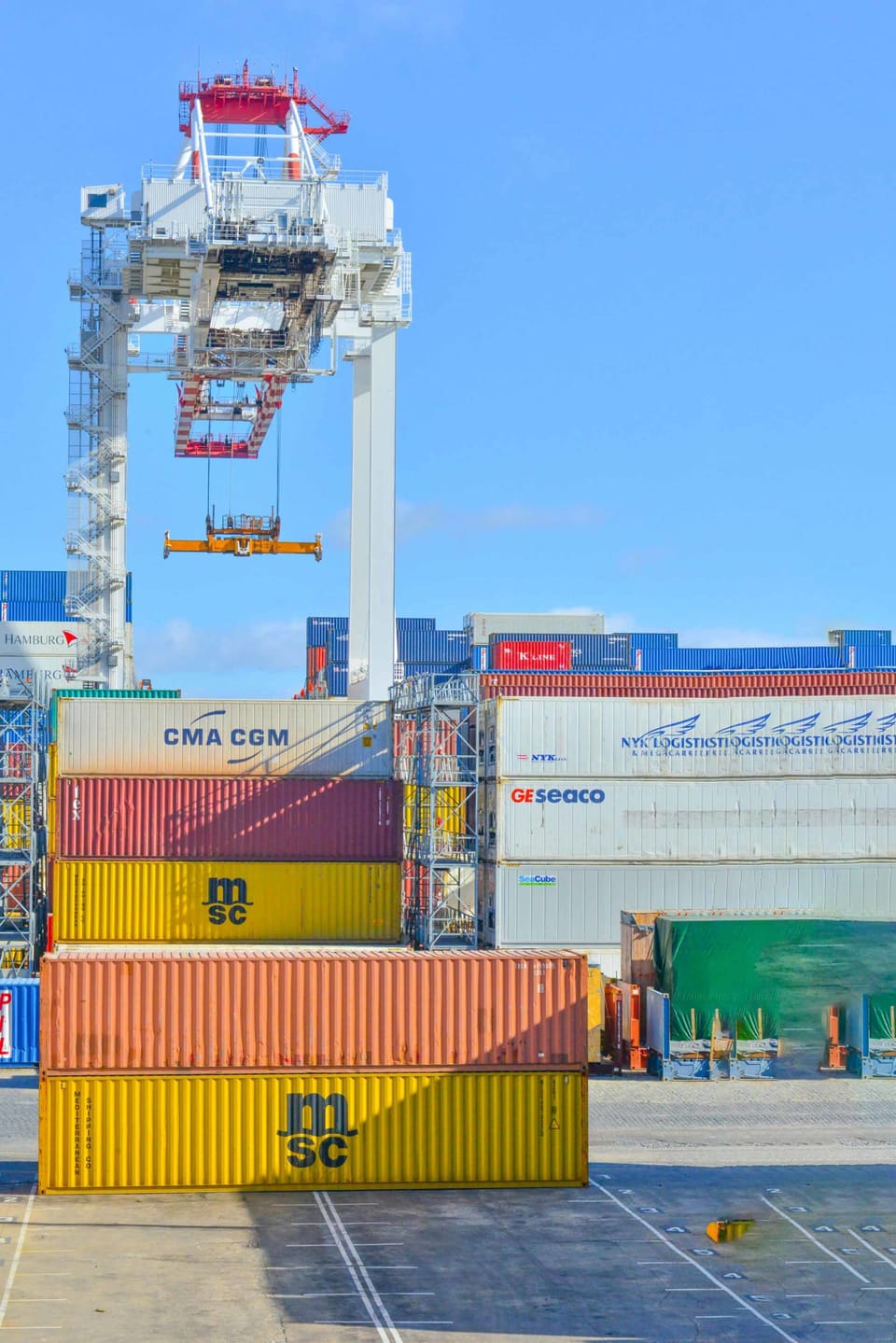Grúa pórtico apilando contenedores en la terminal