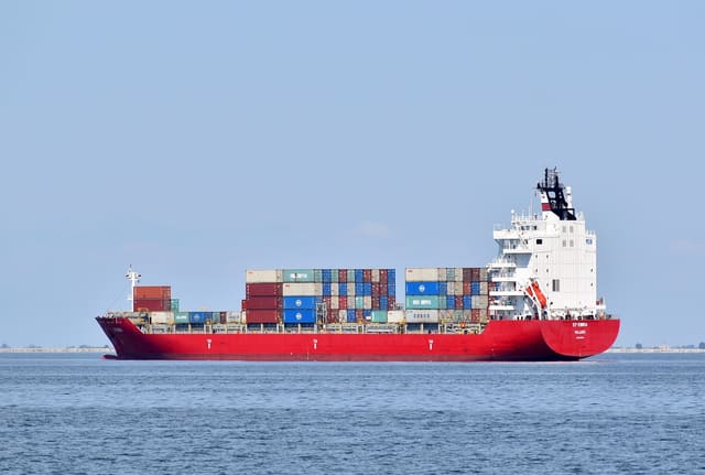 Portacontenedores navegando en mar abierto