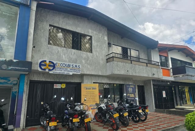 Fachada de la sede de Excolbi en Belén Rosales, Medellín, donde se recibe la carga